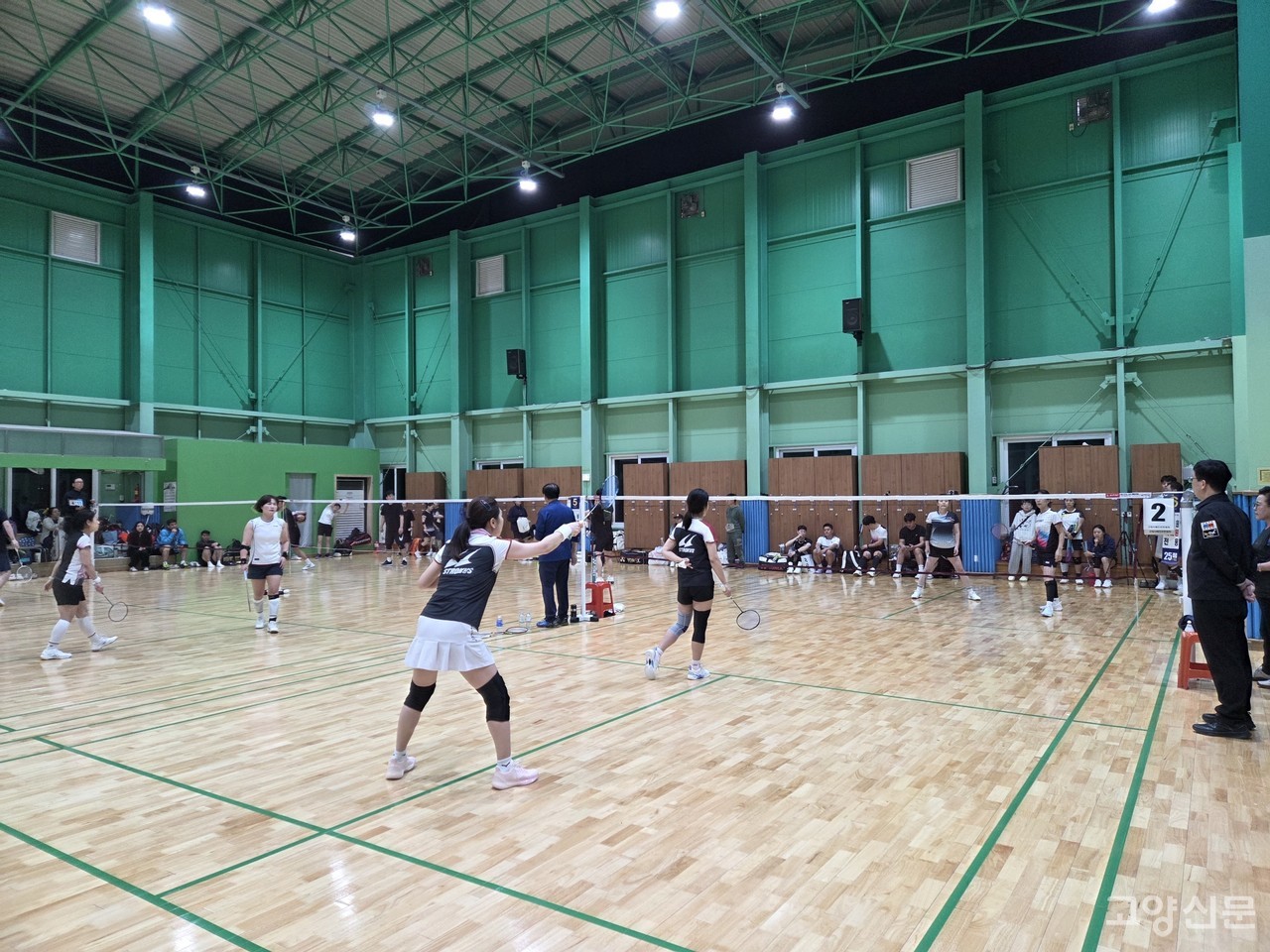 대회 참가자들이 열띤 경기를 펼치고 있다. [사진 제공= 고양특례시배드민턴협회]