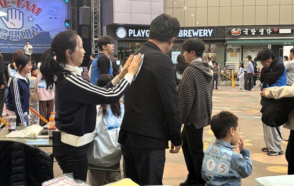 얼음땡 대회를 준비하는 청소년과 가족들.