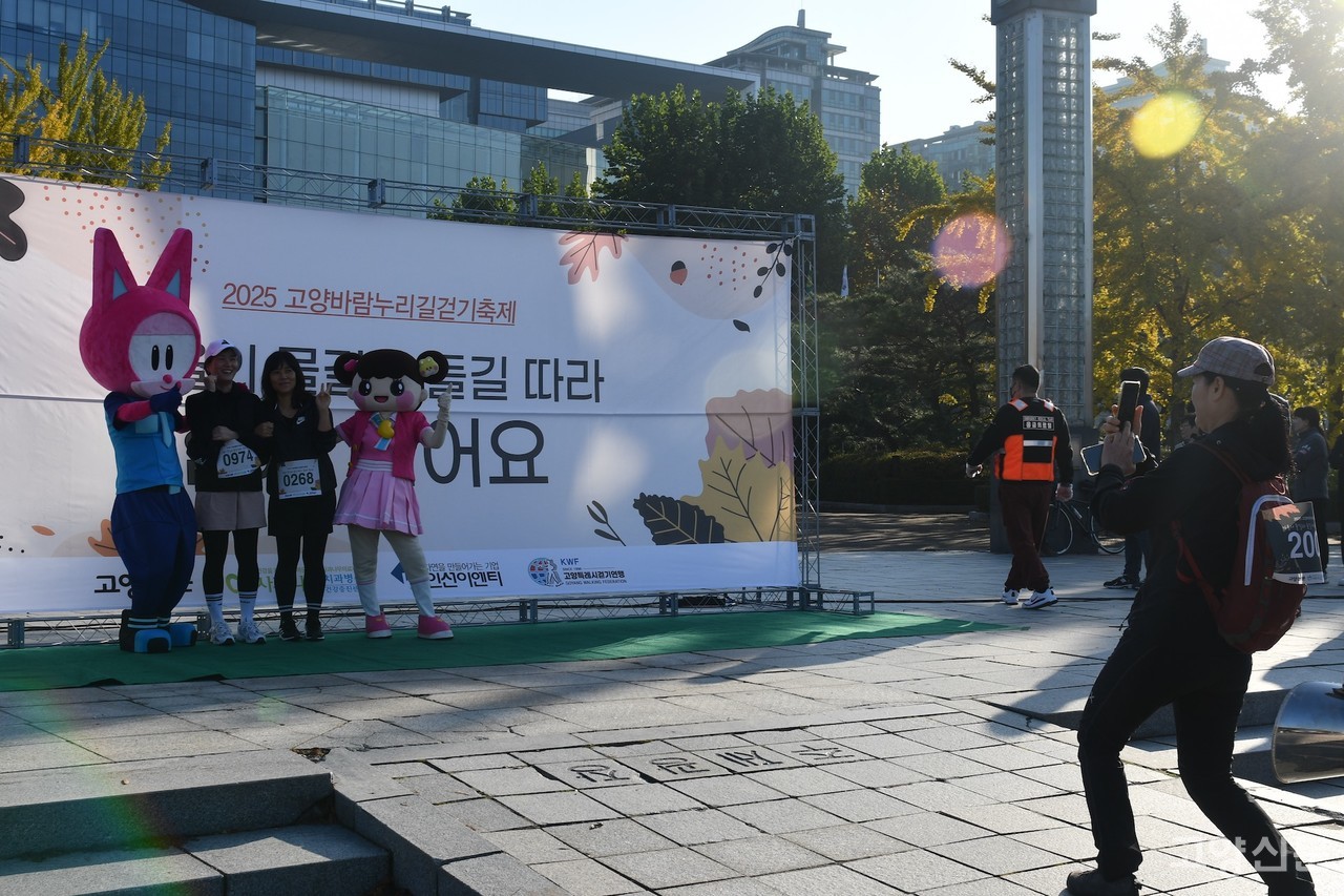 포토존에서 기념촬영을 하는 참가자들. 캐릭터 인형들이 축제장 곳곳에서 참가자들과 함께 기념촬영을 하며 축제 분위기를 한껏 띄웠다.