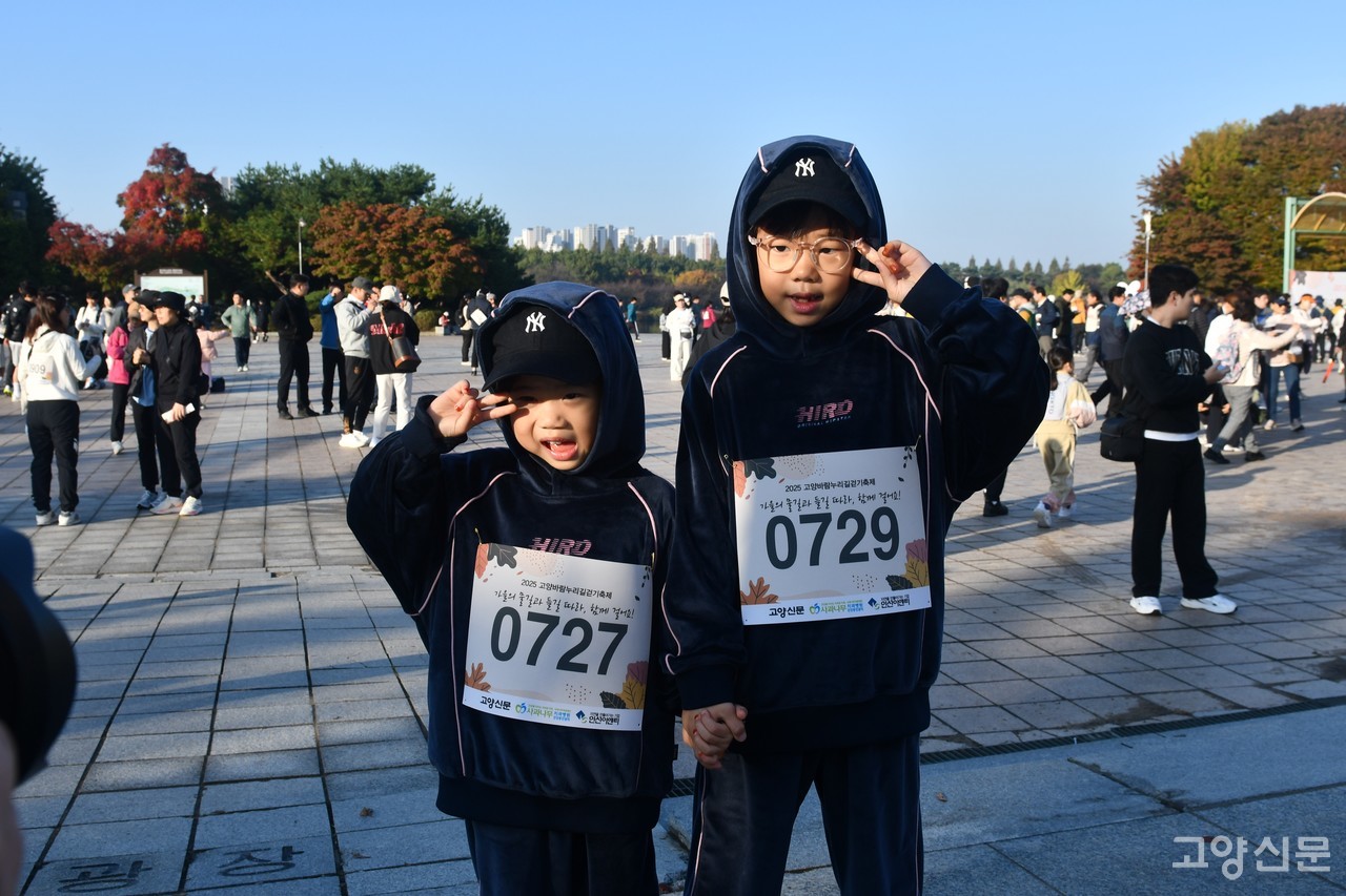 앙증맞은 포즈를 보여준 어린이 참가자들. 이번 축제에는 가족과 혹은 친구들과 참여한 어린이, 청소년 참가자들의 눈에 많이 띄었다.