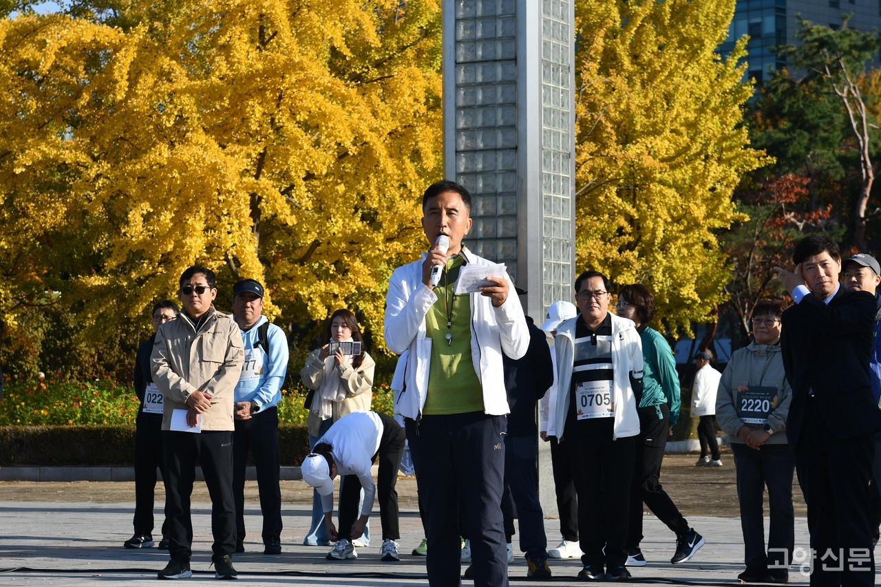 사회를 맡은 김상욱 대표가 출정식을 진행하고 있다. 