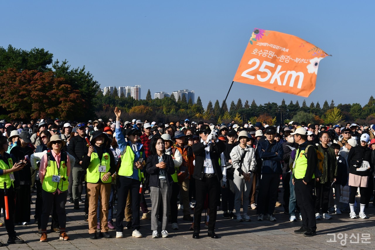 힘찬 함성과 함께 25km 코스 참가자들이 출발을 알리고 있다.