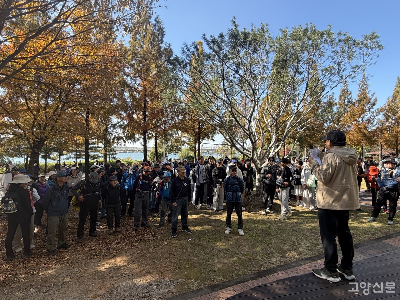 25km 코스 참가자들이 고양인재교육원 앞에서 점심을 먹고 퀴즈 대회에 참여하고 있다.