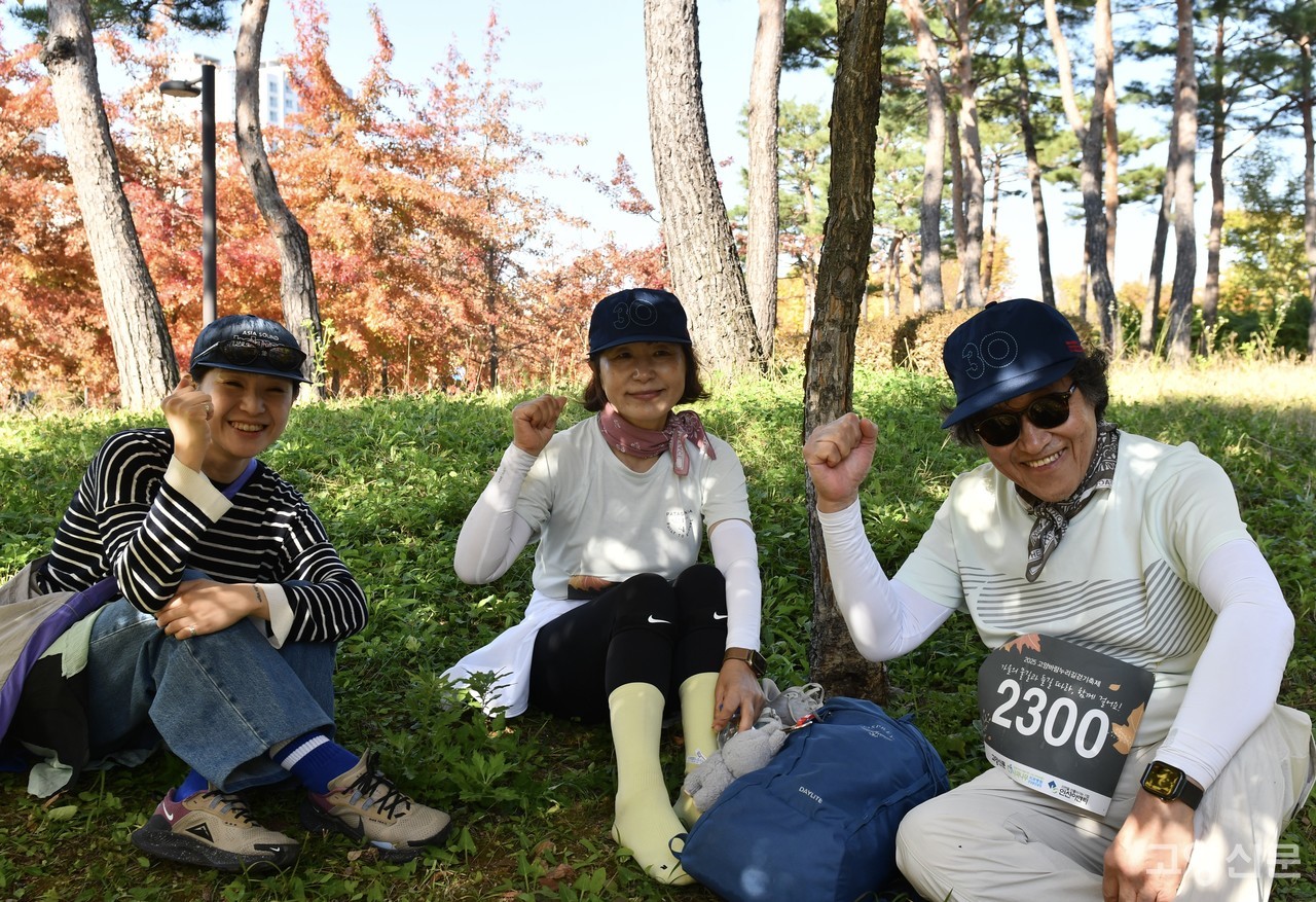 힘차게 완주를 다짐하는 참가자들.