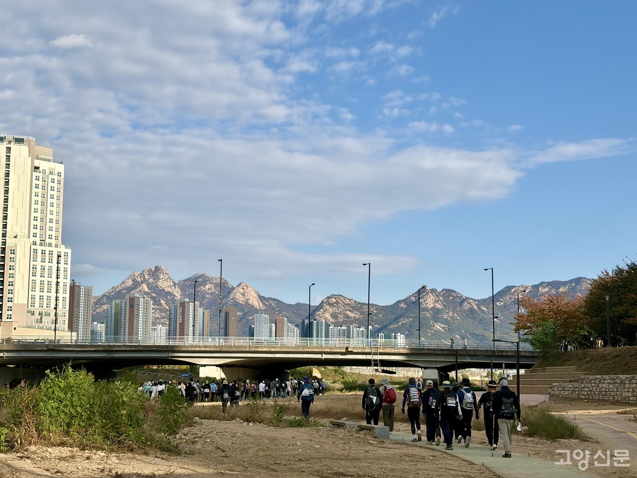 북한산을 마주하며 완주지점을 향해 힘찬 발걸음을 옮기고 있는 참가자들.