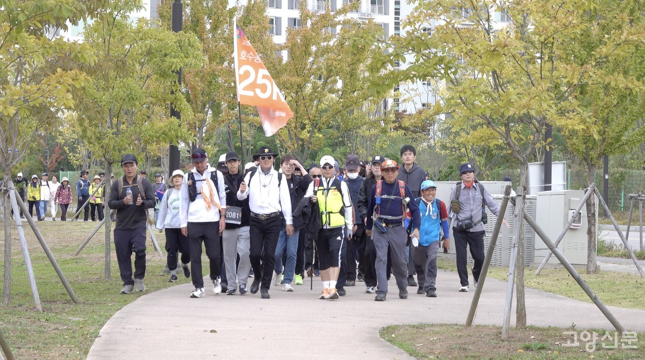 참가자들이 완주 지점인 북한산(지축 8단지 인근 녹지공원)에 도착하고 있다.