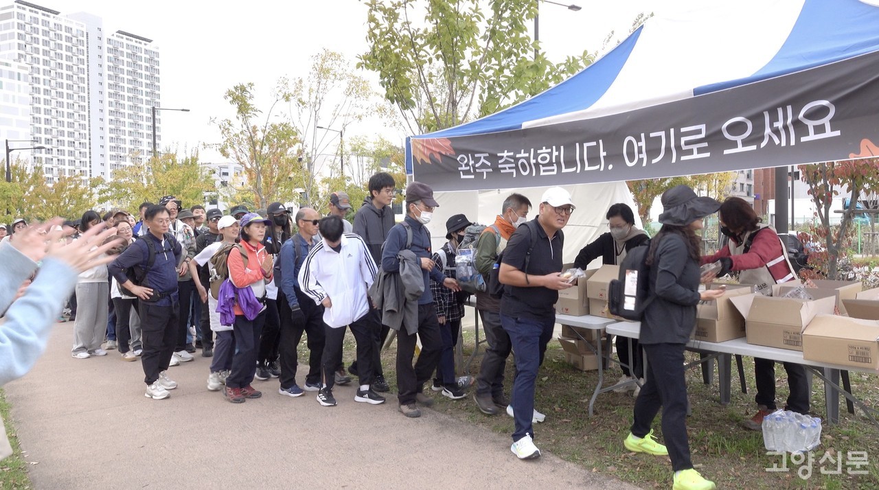 환호를 받으며 입장하는 참가자들