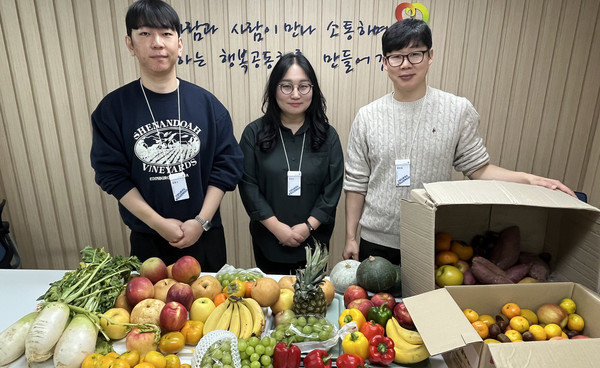 일산충신교회가 추수감사절을 맞아 지역사회 취약계층을 위한 후원품을 전달했다.