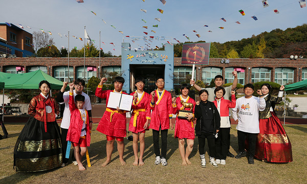 단체전에서 우승한 홀트학교 선수단이 파이팅을 하고 있다.