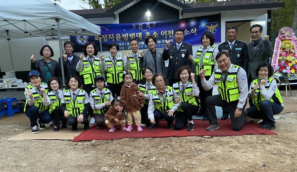 화정자율방범대원들이 새 초소 앞에서 환하게 웃고 있다. [사진제공:화정자율방범대]