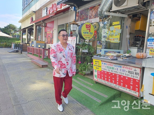 행사장으로 향하고 있는 한수 대표.