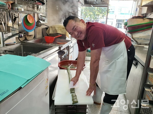 공연이 없는 날은 새벽 4시부터 떡을 만들고 있다. 절편떡은 두툼하고 식감이 쫄깃해 요즘 아침식사 대용으로 인기다. 