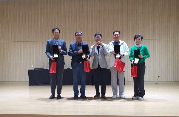 최연철 경기도 귀농귀촌지원센터장(경기도 농수산진흥원 )이 우수사례 발표를 한 수료생에게 시상을 했다.