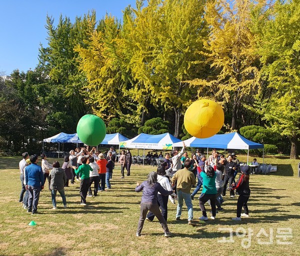 3개 대학 화합한마당 참가자들이 큰공 돌리기를 했다.