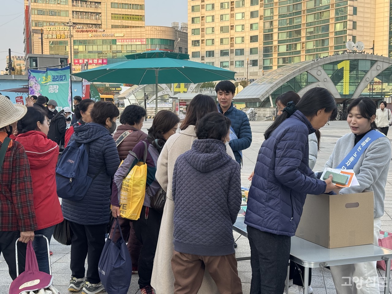 상담부스에 모인 시민들.