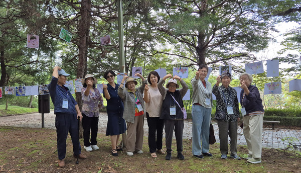  원당종합사회복지관이 운영하는 노인맞춤돌봄서비스 ‘이웃과 함께하는 활기찬 일상-우리마을 은빛 놀이터’ 프로그램이 ‘2025년 경기도 노인맞춤돌봄지원센터 우수사례 공모전’에서 대상을 수상했다.