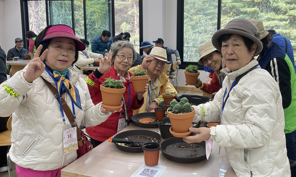 다육이 화분 체험을 하고 있는 어르신들. 나들이 내내 밝은 모습으로 함께 했다.