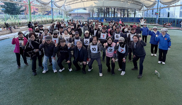 일산신협이사장기 게이트볼 대회에 참여한 선수들이 내빈들과 정정당당 파이팅을 했다.