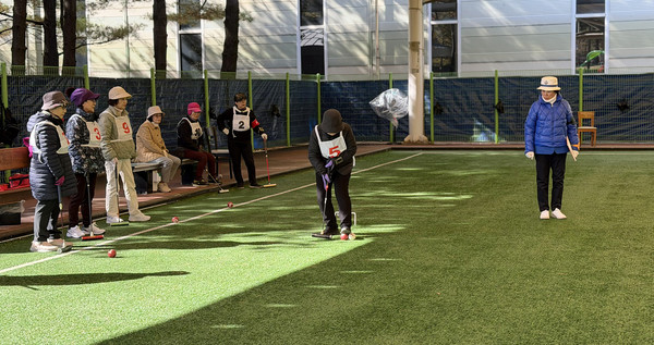 출전 선수들이 경기를 하고 있다. 공 하나하나에 정성을 다해 치는 모습이었다.