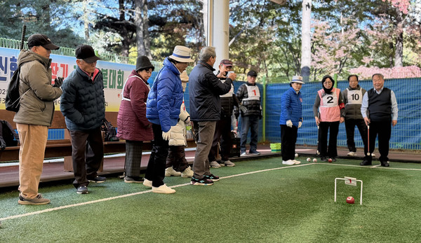 임은택 일산 신협이사장이 시구를 하고 있다.