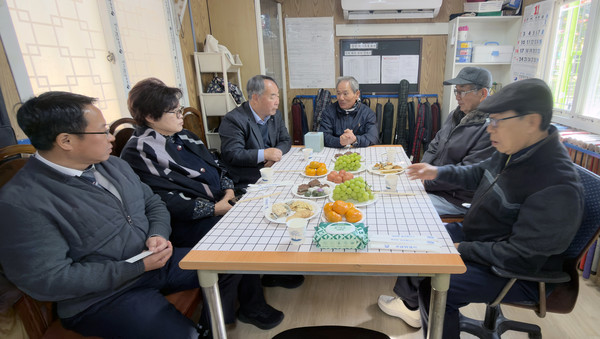 경기 전 고양시·일산동구게이트볼연합회, 일산신협 관계자들이 다과를 나누며 이야기를 나눴다.