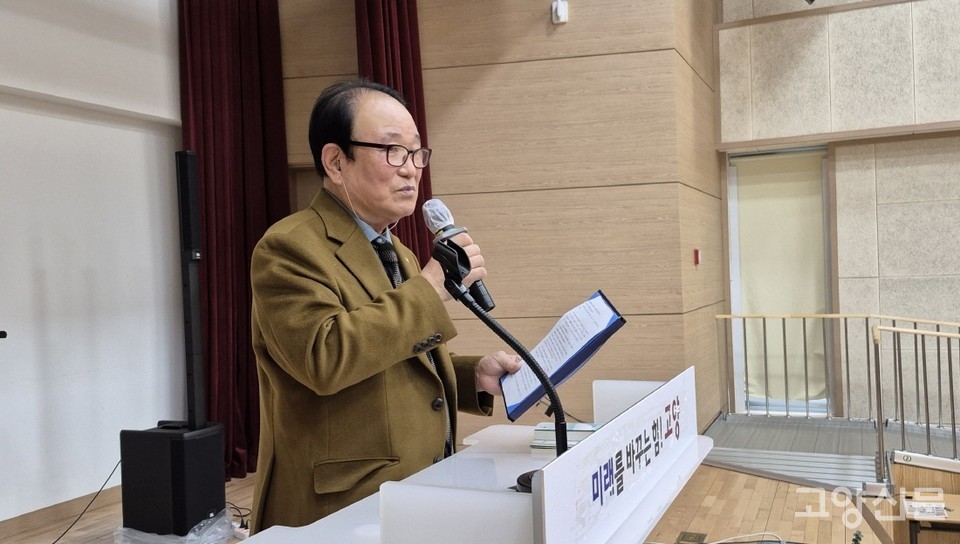 참가자들에게 인사를 전하는 최태랑 고양문협 회장. [사진제공=고양시문인협회]