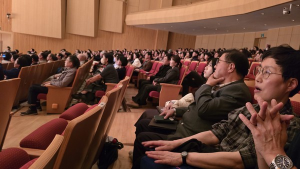 4일 아람음악당에서 열린 제6회 평화합창제에 약 1000여명의 시민이 참여해 성황을 이뤘다.