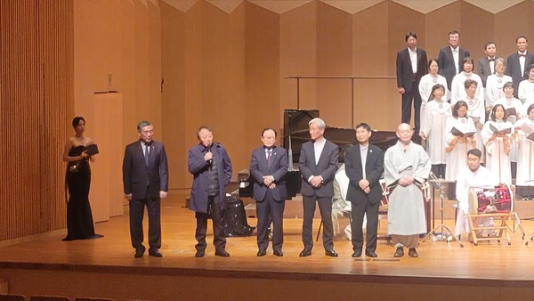 제6회 평화합창제에 참석한 각 종단의 대표자 등이 연단에 올라 인사를 하고 있다.