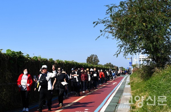 참가자들은 쓰레기를 각자의 베낭에 넣어 되가져가자는 약속을 지켰다.