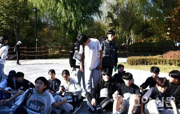 청소년 참가자가 유독 많았던 올해, 청소년들고 쓰레기 줄이고 챙겨가기에 함께했다.