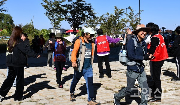 무거운 백팩 속에는 쓰레기가 아닌 환경을 향한 자부심이 담겼다. 참가자들은 환영 속에서 밝은 얼굴로 완주의 기쁨을 만끽했다.