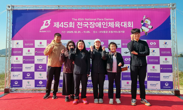 참가선수들이 단체 기념촬영을 하고 있다.