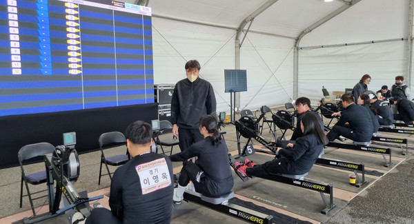 선수들이 출전을 위해 워밍업을 하고 있다.