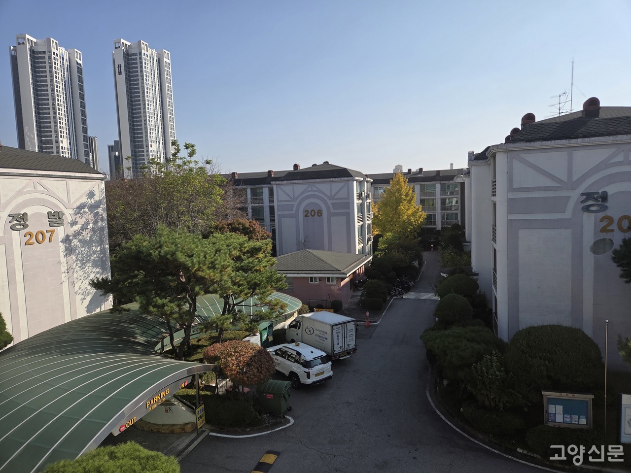 1996년 준공된 정발마을 2·3단지 건영빌라는 선도지구로 지정됐지만 기준용적률 문제로 재건축 추진에 난항을 겪고 있다.