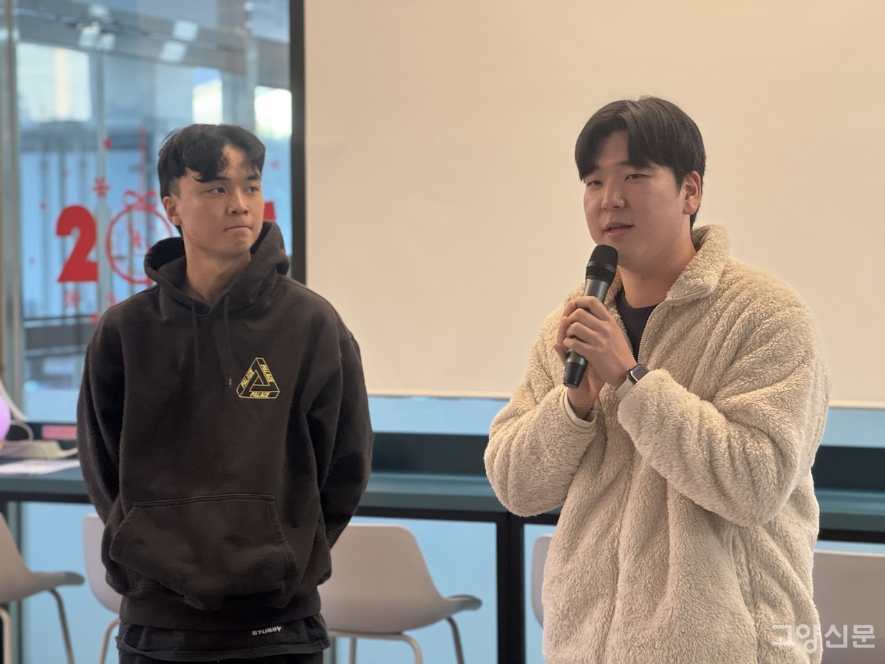 자원봉사자들이 구술한 어르신들의 이야기를 AI를 통해 노래로 제작한 항공대 김정한, 김성빈 학생(사진 왼쪽부터)