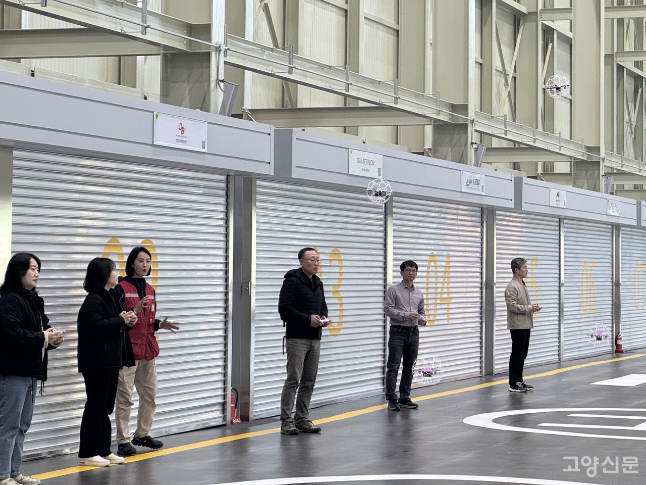 고양드론앵커센터 실내비행장에서는 제품 테스트 및 시연뿐만 아니라 공무원 등을 대상으로 하는 드론 교육 프로그램도 함께 진행된다.