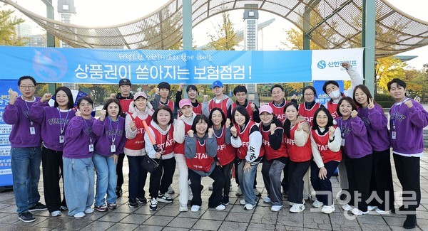 자원봉사도 하고 지점 홍보도 하고. 단체사진을 찍는 팀원들의 얼굴이 환했다.