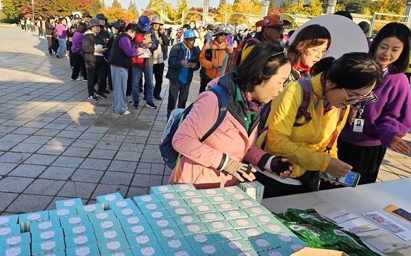 걷기 축제 출발 전, 신한라이프 부스는 북적이는 인파로 대성황을 이뤘다. 200명이 넘는 참가자들이 이벤트에 참여하며 축제의 즐거운 시작을 함께했다.