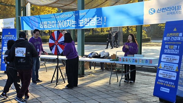 "와! 원하던 것 걸렸다!" 부스 룰렛 이벤트 현장은 뜨거운 열기로 가득했다.