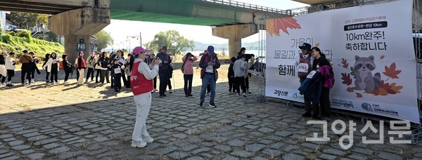 완주자 환영 외에 포토존 촬영, 화장실 안내 등에도 적극 참여했다.