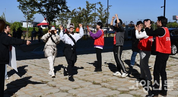 10㎞ 자원봉사자들의 열렬한 응원에 참가자들이 두 팔을 번쩍 들어 "만세!"로 화답했다.