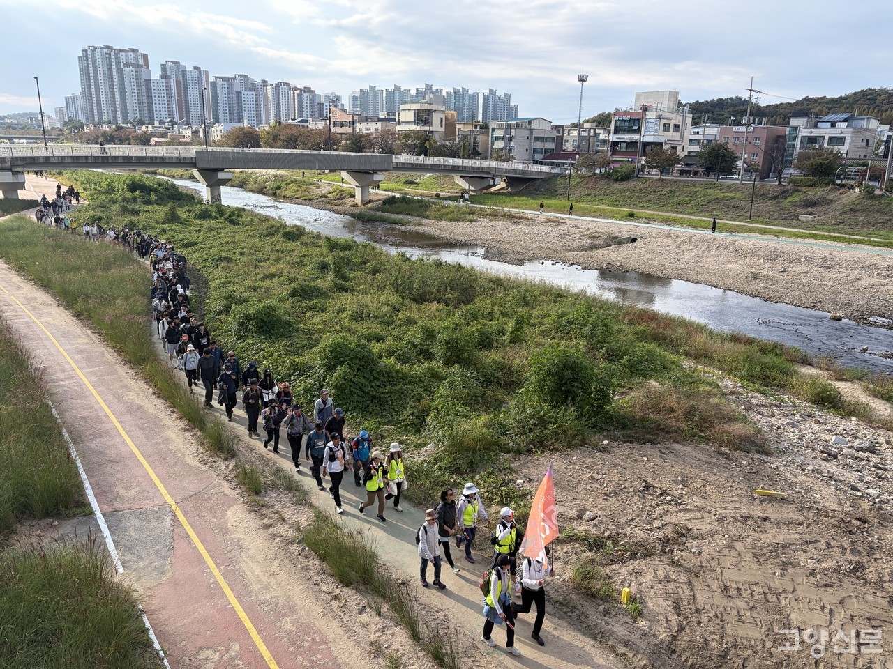 참가자들이 창릉천을 따라 북한산으로 향하고 있다.