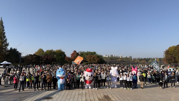 참가자들이 10㎞, 20㎞ 행렬에 줄을 맞춰 서 걷기축제 진행에 대한 설명을 듣고 있다.