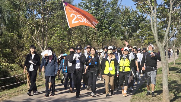 출정식을 마친 25㎞ 참가자들이 일산호수공원을 나서고 있다.