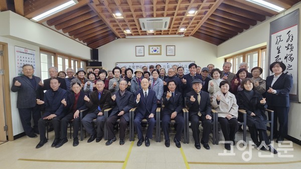 시 헌정을 축하하기 위해 모인 회원들을 비롯한 참석자들이 기념사진을 찍었다.