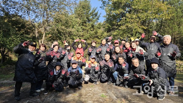연탄봉사를 마치고 짜장면으로 점심 먹은 후 단체사진을 촬영한 봉사원들