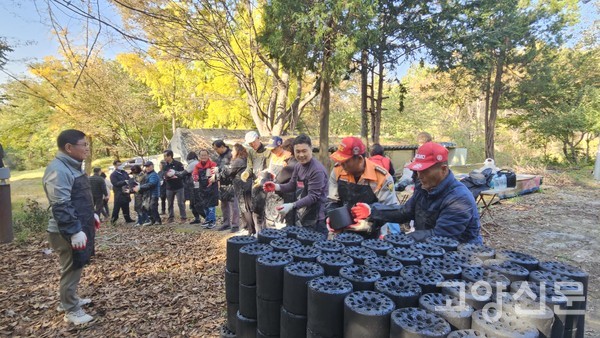 줄지어 연탄을 나르는 모습