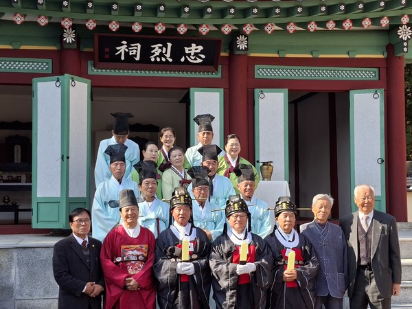 용강서원 추향제 봉행 후 단체사진 촬영. [사진제공=이유태]