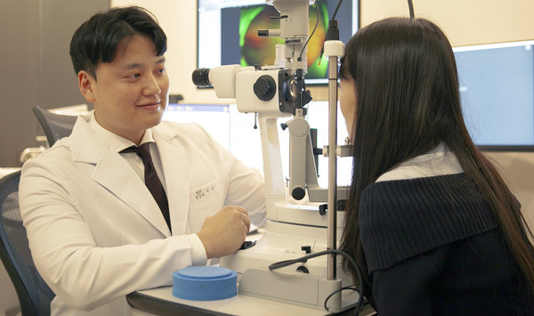  전안부 전문의 지만 고양신세계안과 원장이 진료를 하고 있다.