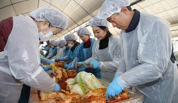 정성을 다해 김장을 담그는 이창림 조합장과 정혜선 고향주모 회장과 회원들